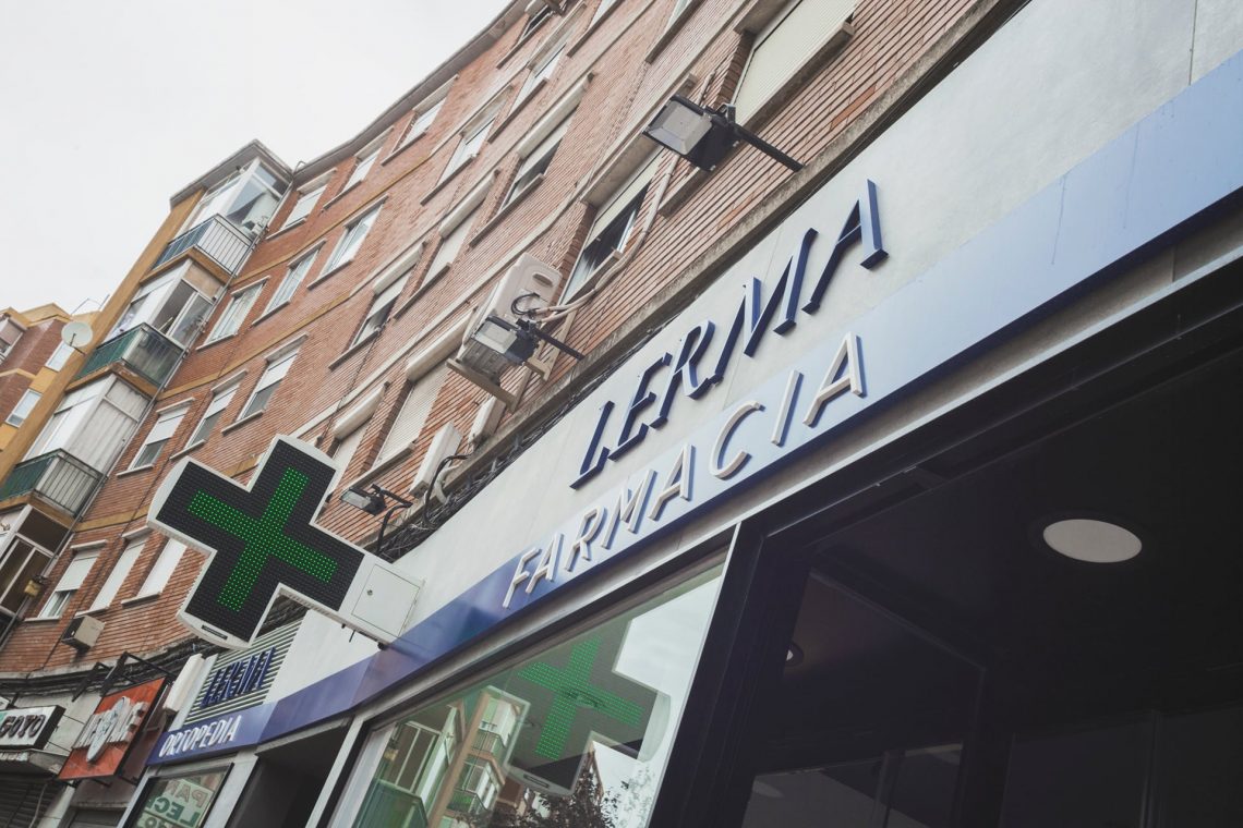 Fachada de Farmacia Lerma con la cruz verde, en la calle de Zaragoza la Vieja