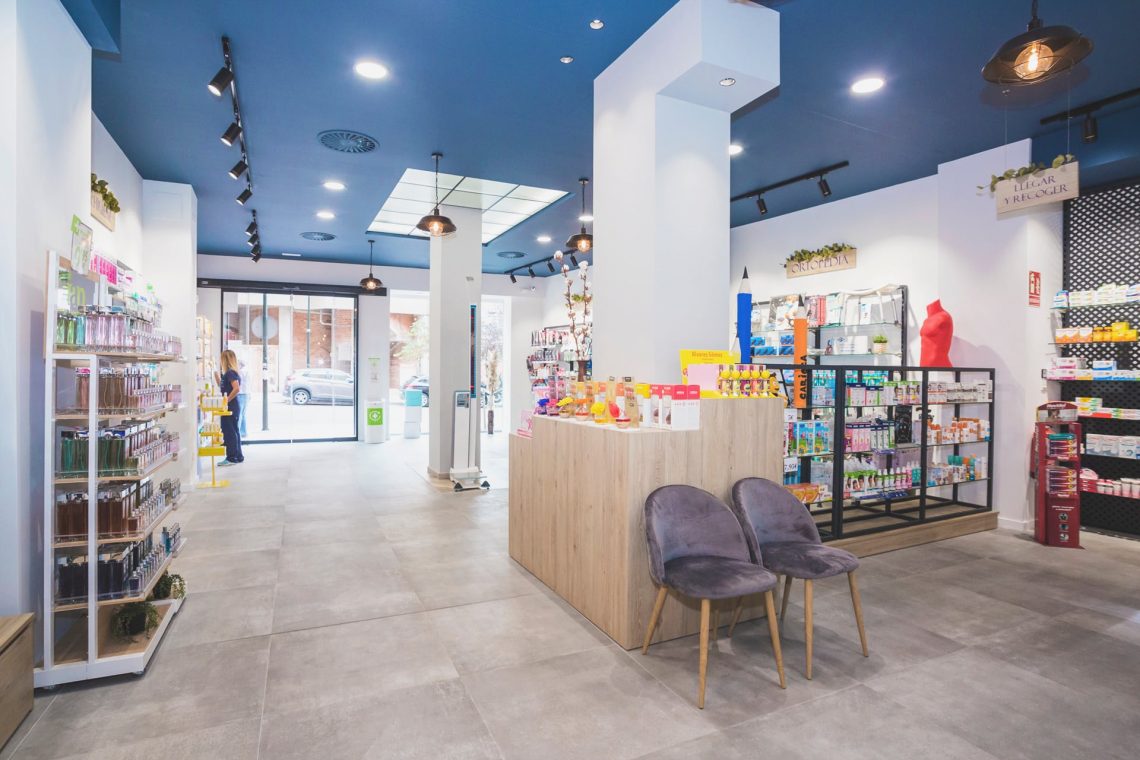 Interior de Farmacia Ortopedia Lerma en Zaragoza, con el mostrador y la zona de espera
