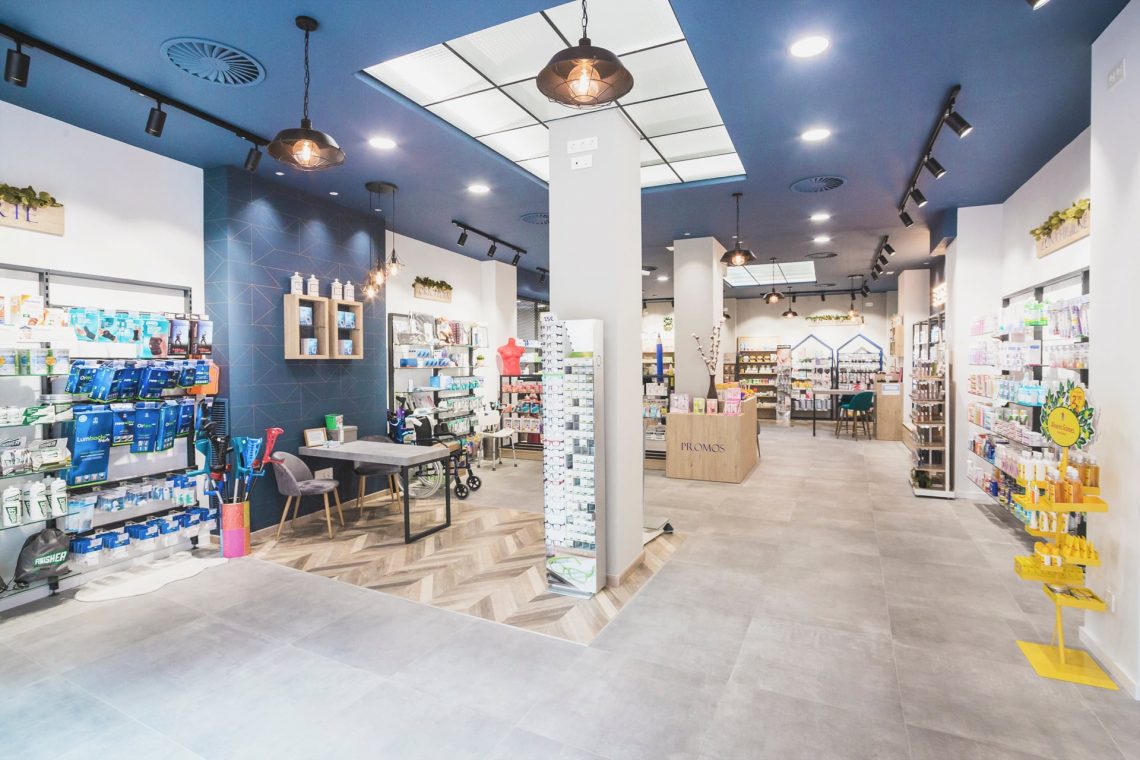 Interior de Farmacia Ortopedia Lerma en Zaragoza, con estanterías y una mesa de atención